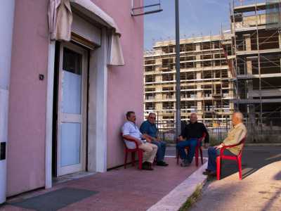 L�unico punto di ritrovo per gli adulti � rappresentato da un piccolo circolo ricreativo dove uomini anziani si incontrano per chiacchierare e giocare a carte. Si trova alle spalle di un palazzone in costruzione destinato agli alloggi per gli studenti del Politecnico di Bari. Lavori che ad oggi risultano bloccati